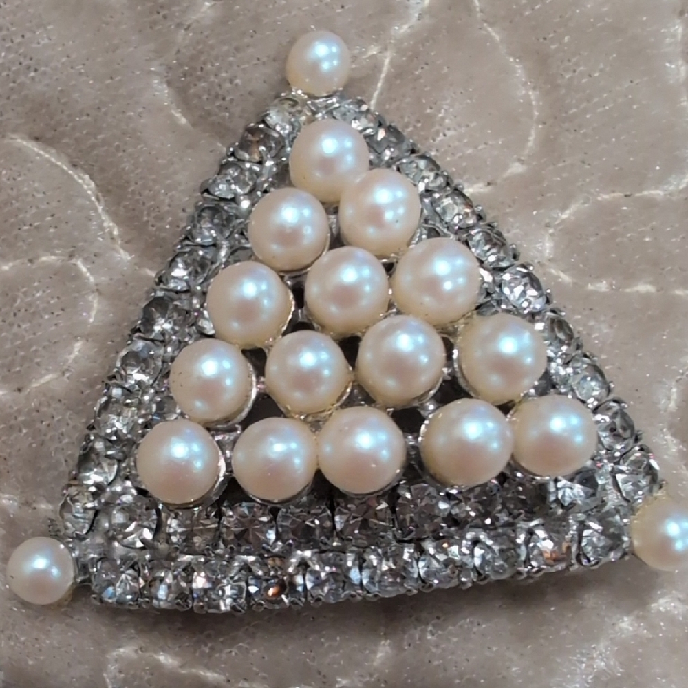 Vintage ART DECO SILVER TONE FAUX PEARL Crystal Rhinestones Triangle Shaped Pin - Picture 1 of 7